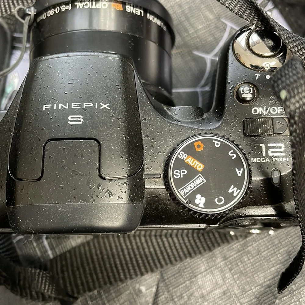 Fujifilm Finepix S1800 Camera